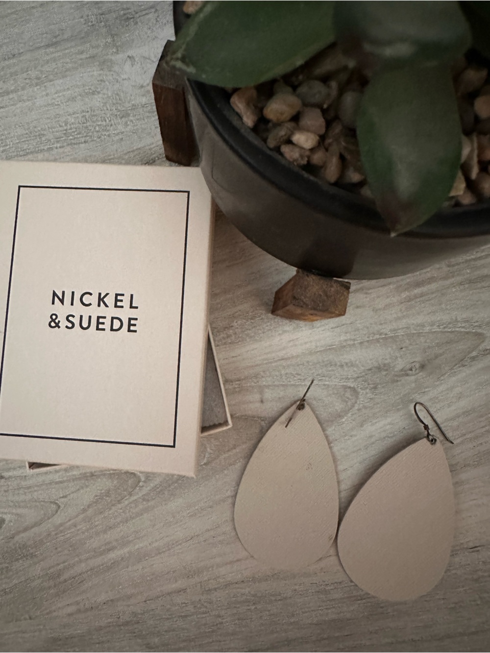 Nickel & Suede Cream leather Teardrop earrings